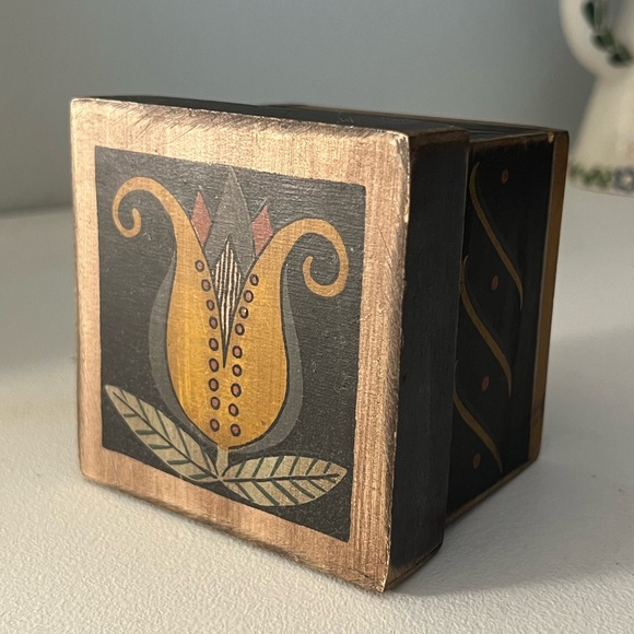 Wooden trinket box with flower design - Picture 4 of 5